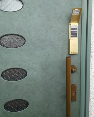 戸建て 玄関扉にオートロック電子錠を設置しました。（東京都）サムネイル