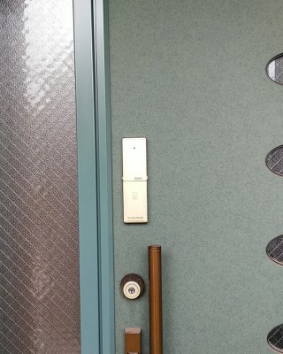 戸建て 玄関扉にオートロック電子錠を設置しました。（神奈川県横浜市）サムネイル