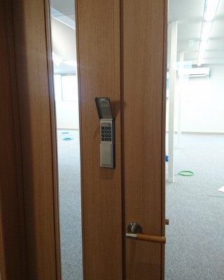 オフィスの入口にオートロック電子錠を設置しました。（福岡県北九州市）サムネイル