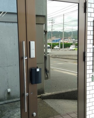 オフィスの入口にオートロック電子錠を設置しました。（山口県下関市）サムネイル