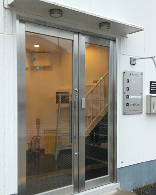 テナントビルの入口に電子錠を後付けで設置しました。（福岡県福岡市）サムネイル