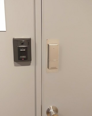 テナントビルの入口の電気錠からの取り替えを行いました。（福岡県福岡市）サムネイル