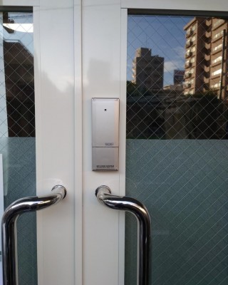 保育園入口の扉にオートロック電子錠を設置しました。（東京都世田谷区）サムネイル